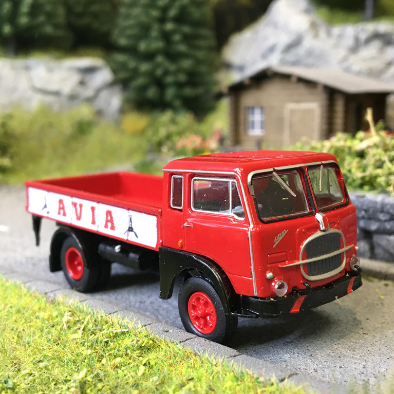 Fiat 642, plateau à ridelle, AVIA, 1962 - BREKINA 58616 - HO 1/87