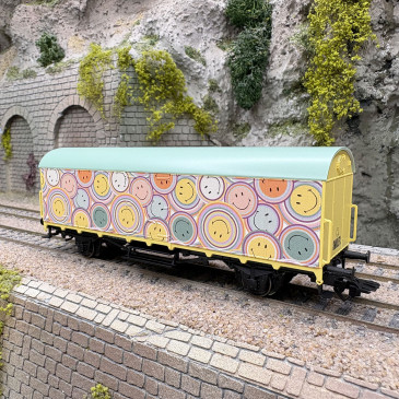 Wagon 2 essieux collection décors SmileyWorld 2026 - MARKLIN 48884 - HO 1/87