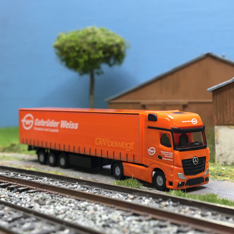 Mercedes Benz, Actros Gigaspace, semi-remorque à bâches, Gebrüder Weiss, orange - HERPA 066891 - N 1/160