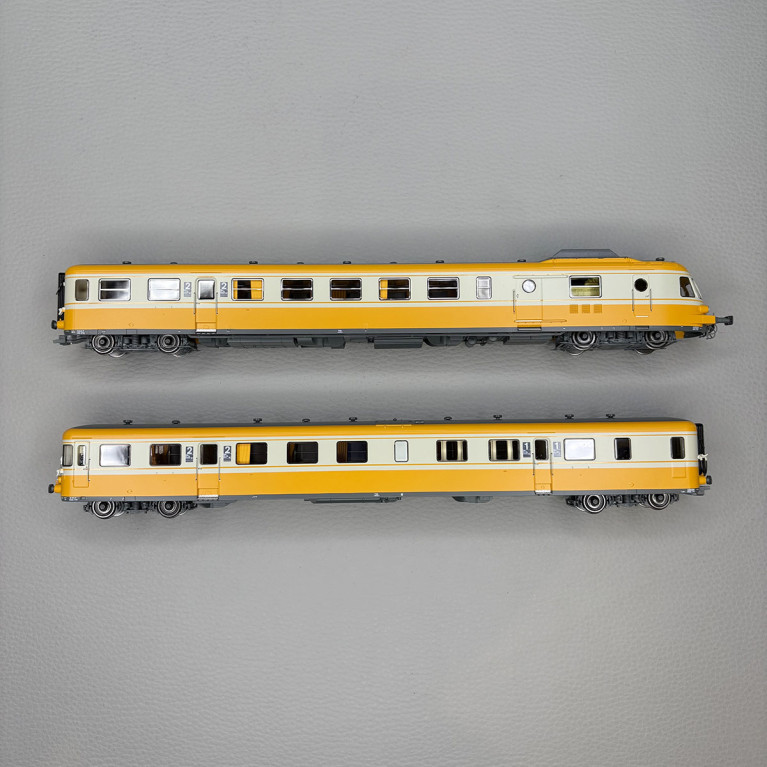 REE MB-262 -Automotrice RGP1, X 2732 + XR 7761, orange béton, Lyon Vaise, SNCF