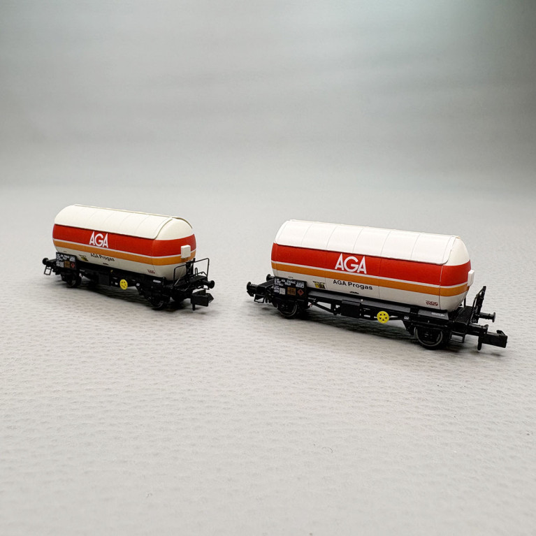 2 wagons citerne à gaz, deux essieux, "AGA Progas", SNCF - ARNOLD HN6720