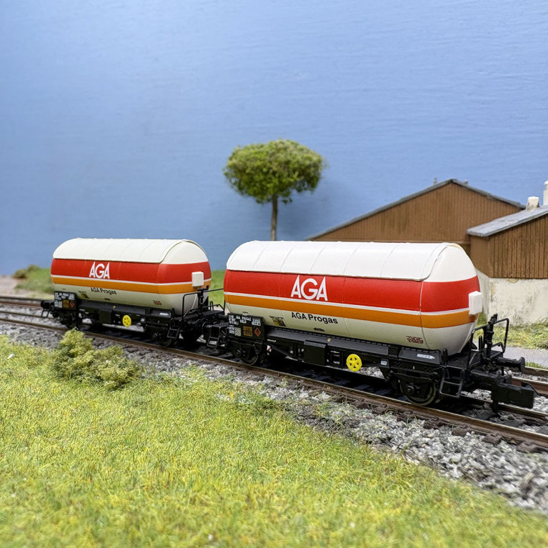 2 wagons citerne à gaz, deux essieux, "AGA Progas", SNCF, Ep. IV - ARNOLD HN6720 - N 1/160