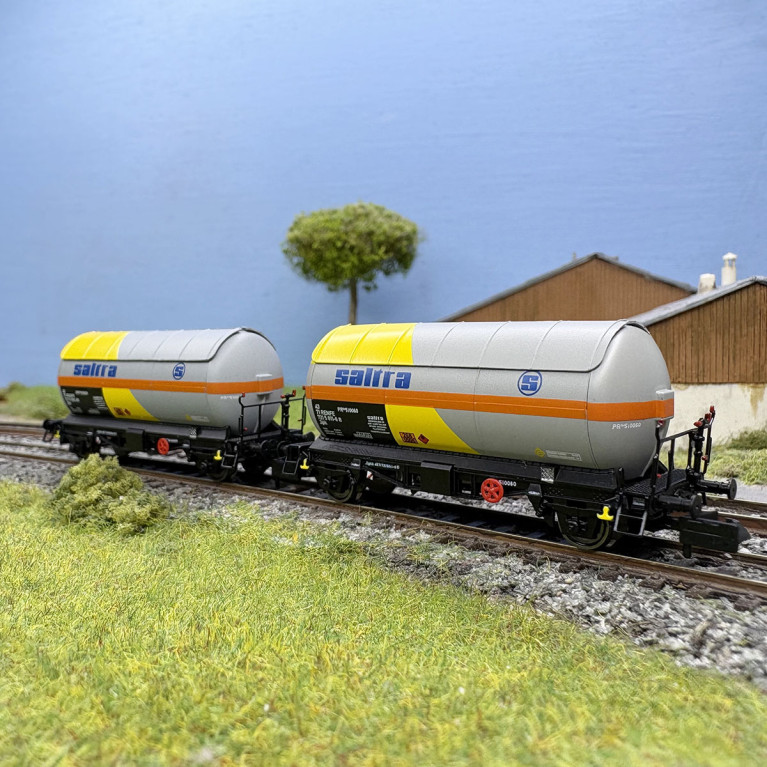 2 wagons citerne type PR, deux essieux, "Saltra", RENFE, Ep. IV et V - ARNOLD HN6721 - N 1/160