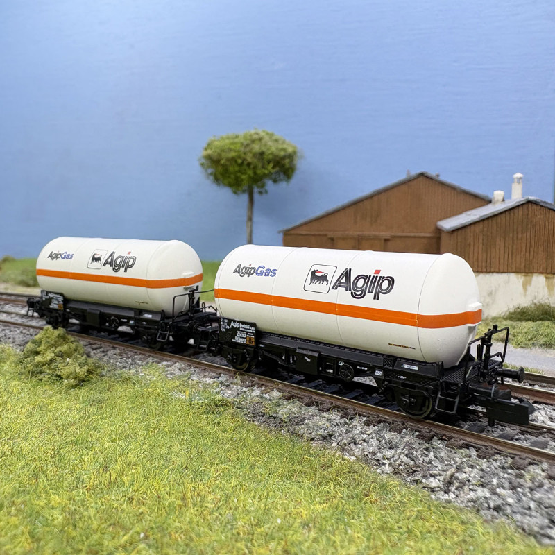 2 wagons citerne, deux essieux, "AgipGas", FS, Ep. IV - ARNOLD HN6693 - N 1/160