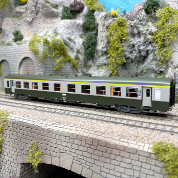 Voiture USI, caisse longue, A4t4 U62, 1CL, bogies Y24, logo Encadré blanc, SNCF, Ep. IVb - LSMODELS MW40036 - HO 1/87
