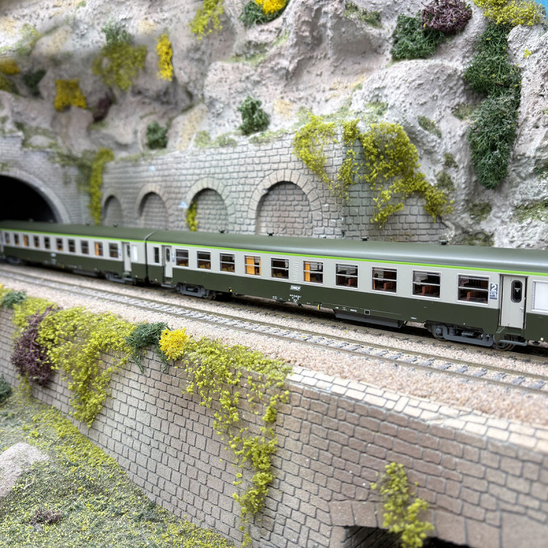2 voitures USI, caisse longue, B10t U61, 2CL, bogies Y16, logo Encadré blanc, SNCF, Ep. IVb - LSMODELS MW40035 - HO 1/87