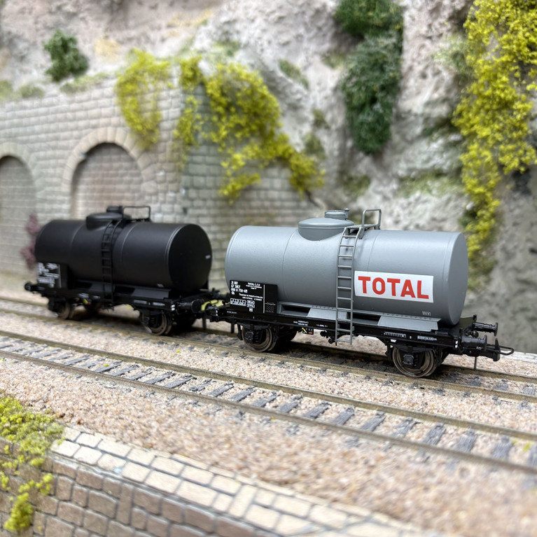 Coffret de 2 wagons citernes pétrole « TOTAL », SNCF, Ep. IV - REE MODELES WB-872 - HO 1/87