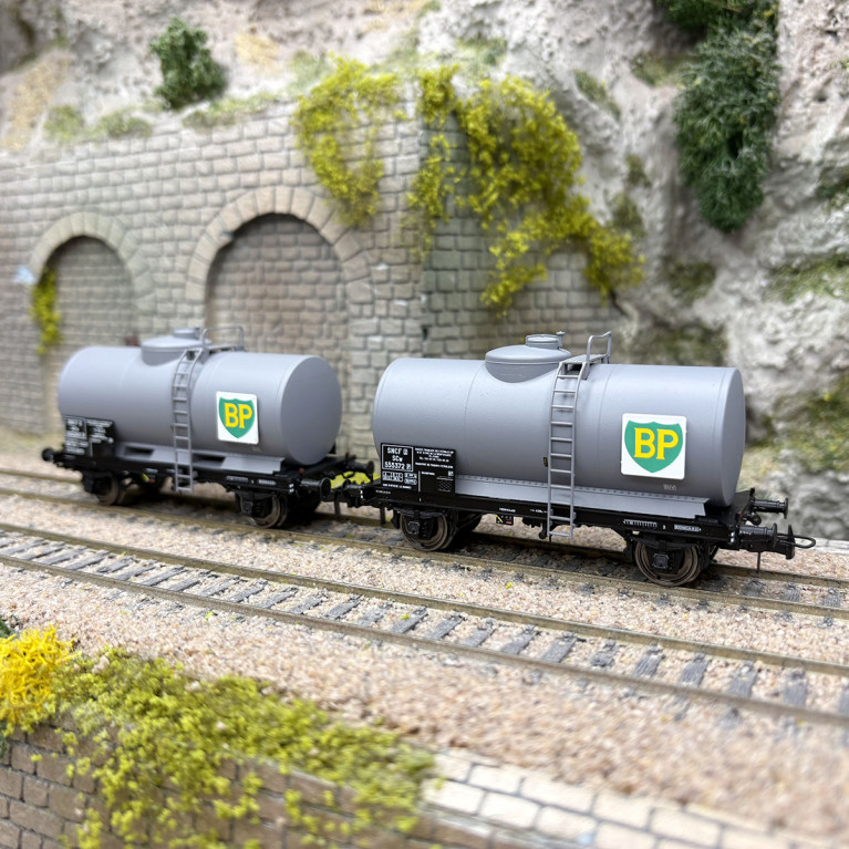 Coffret de 2 wagons citernes pétrole « BP », SNCF, Ep. III - REE MODELES WB-876 - HO 1/87