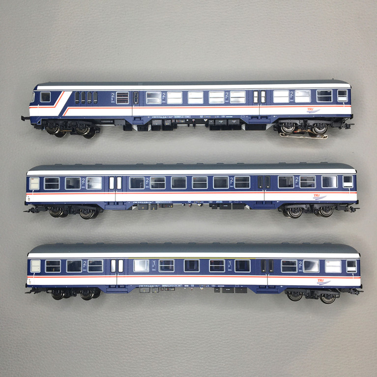 MARKLIN 43826 - Coffret 3 voitures voyageurs,  voiture-pilote Bnrdzf 463.0 + 1 ABnrz 403.4 + 1 Bnrz 450.3, TRI