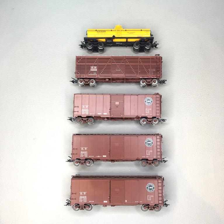 TRIX 24915 - Coffret de 5 wagons de fret, 3 boxcars + 1 stockcar + 1 wagon-citerne, Southern Pacific (USA)