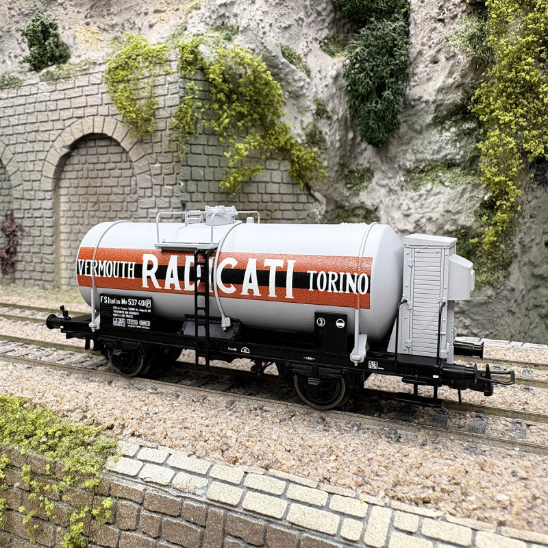 wagon citerne 2 essieux avec cabine de frein, "Vermouth Radicati Torino", FS, Ep. III - RIVAROSSI HR6707 - HO 1/87