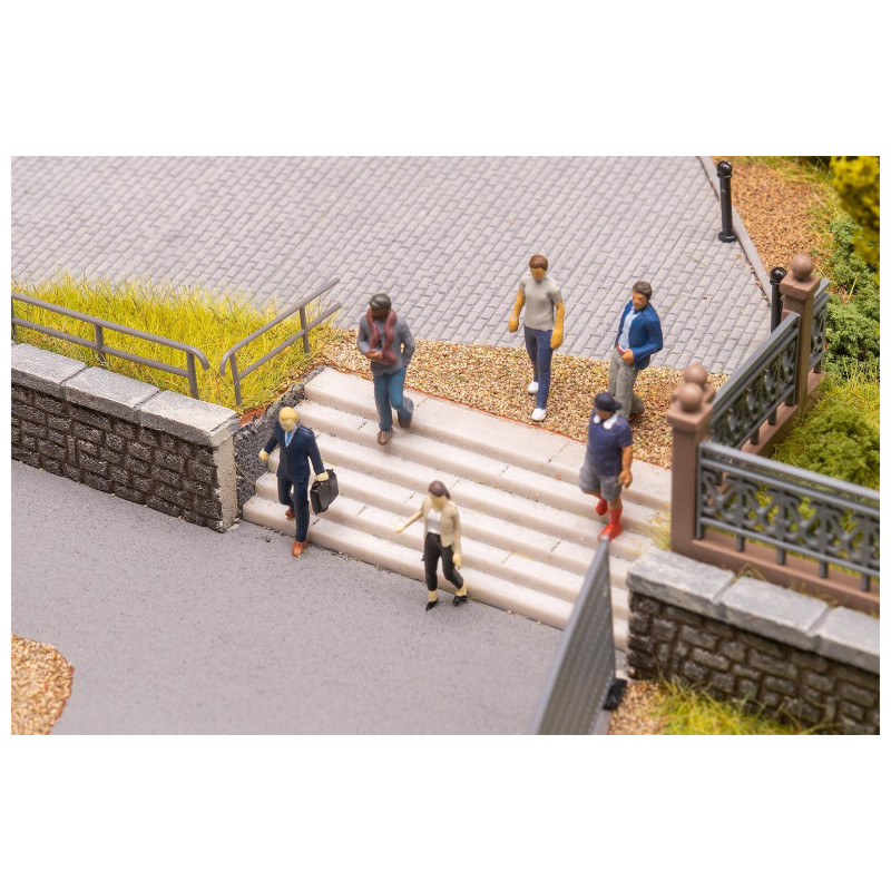 Personnes descendant des escaliers - Faller 151727 - HO 1/87