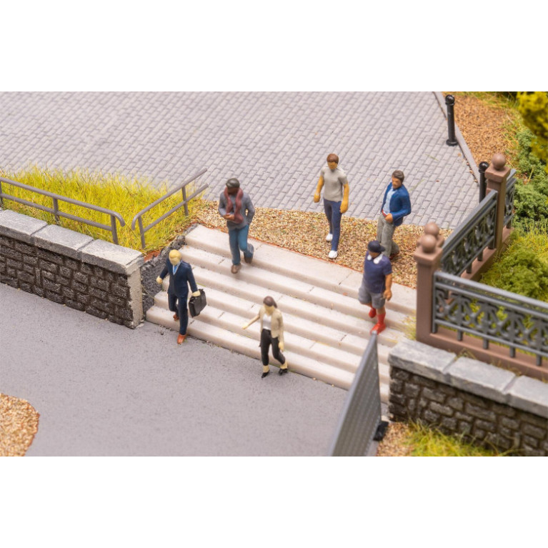 Personnes descendant des escaliers - Faller 151727 - HO 1/87