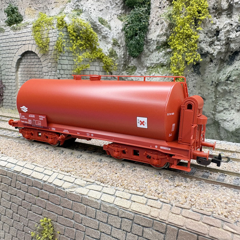 Wagon citerne de type Zaekk, transport hydrocarbure, livrée rouge, MAV, Ep. V - PIKO 24563 - HO 1/87