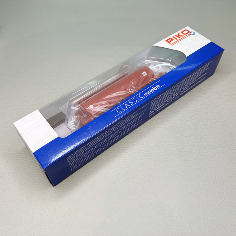 PIKO 24563 - Wagon citerne de type Zaekk, transport hydrocarbure, livrée rouge, MAV