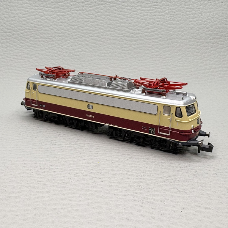 Locomotive électrique BR 112 310-8 Bügelfalte livrée TEE rouge carmin ivoire DB, Ep. IV - MINITRIX 16269 - N 1/160