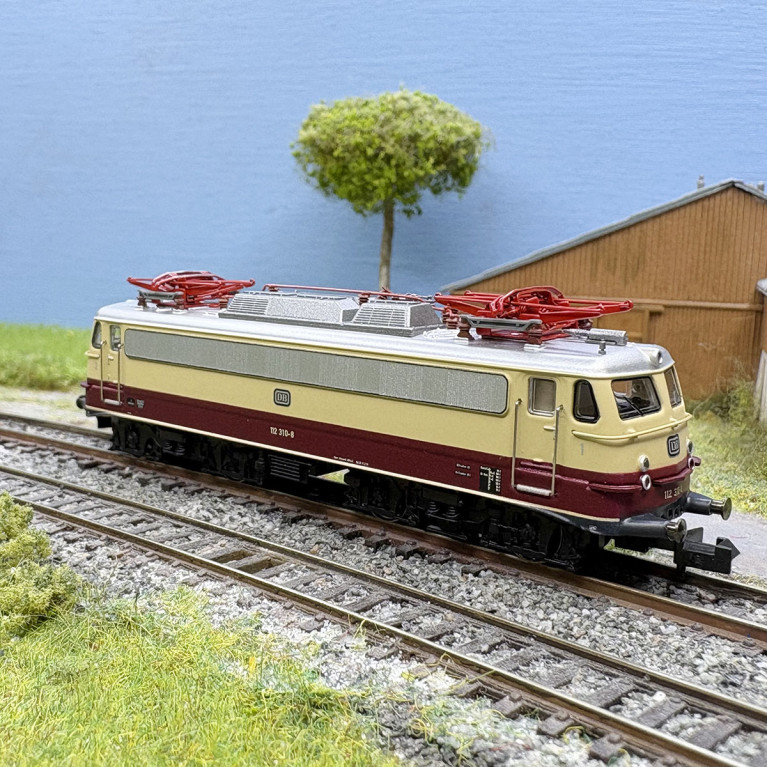 Locomotive électrique BR 112 310-8 Bügelfalte livrée TEE rouge carmin ivoire DB, Ep. IV - MINITRIX 16269 - N 1/160