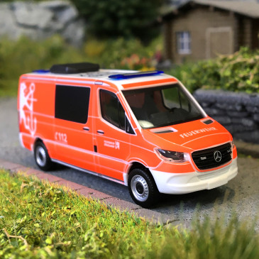 Mercedes Benz Sprinter, '18 demi-bus à toit plat, brigade des pompiers de Düsseldorf - HERPA 099028 - HO 1/87