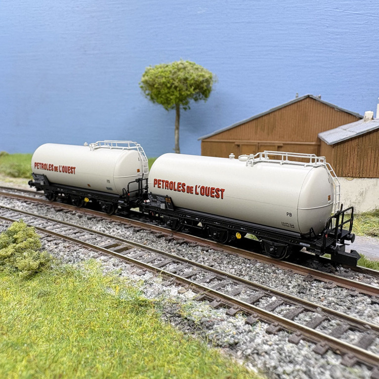 Coffret 2 wagons citernes 3 essieux type Uh Pétroles de l'Ouest SNCF, Ep. IV - ARNOLD HN6677 - N 1/160