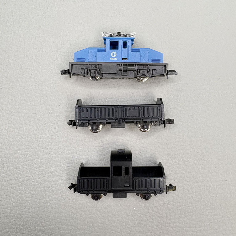 Coffret locomotive diesel N°EB222 bleue et 2 tombereaux noirs - KATO 10-504-2 - N 1/160