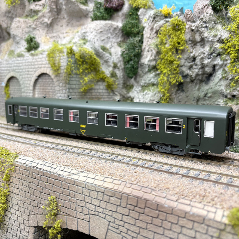 Voiture voyageurs USI B10t U63 bogies Y24 logo encadré jaune SNCF, Ep. IVa - LSMODELS MW40037 - HO 1/87