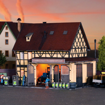 Station-service pour machines agricoles avec éclairage LED, kit fonctionnel - VOLLMER 43682 - HO 1/87