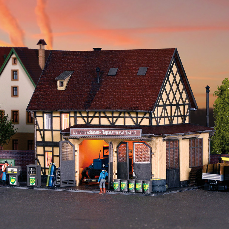 Station-service pour machines agricoles avec éclairage LED, kit fonctionnel - VOLLMER 43682 - HO 1/87