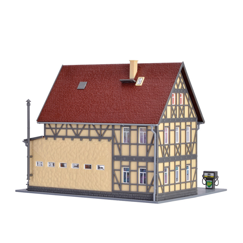 Station-service pour machines agricoles avec éclairage LED, kit fonctionnel - VOLLMER 43682 - HO 1/87