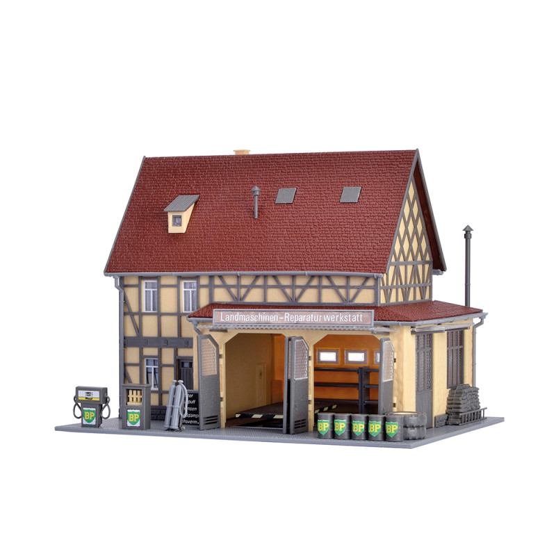 Station-service pour machines agricoles avec éclairage LED, kit fonctionnel - VOLLMER 43682 - HO 1/87