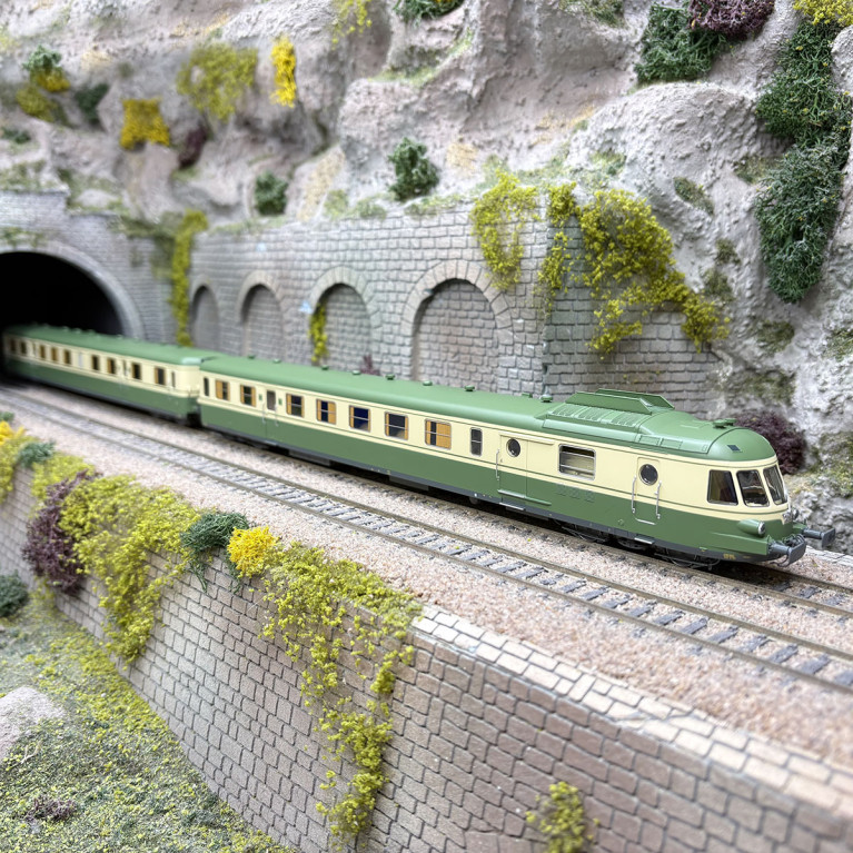 Autorail diesel RGP I remorque vert/beige SNCF, Ep. IV - JOUEF HJ2462 - HO 1/87