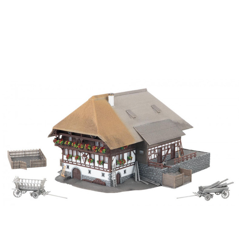 Modèle d'anniversaire, Ferme de la forêt noire, avec 2 figurines - Faller 232010 - N 1/160