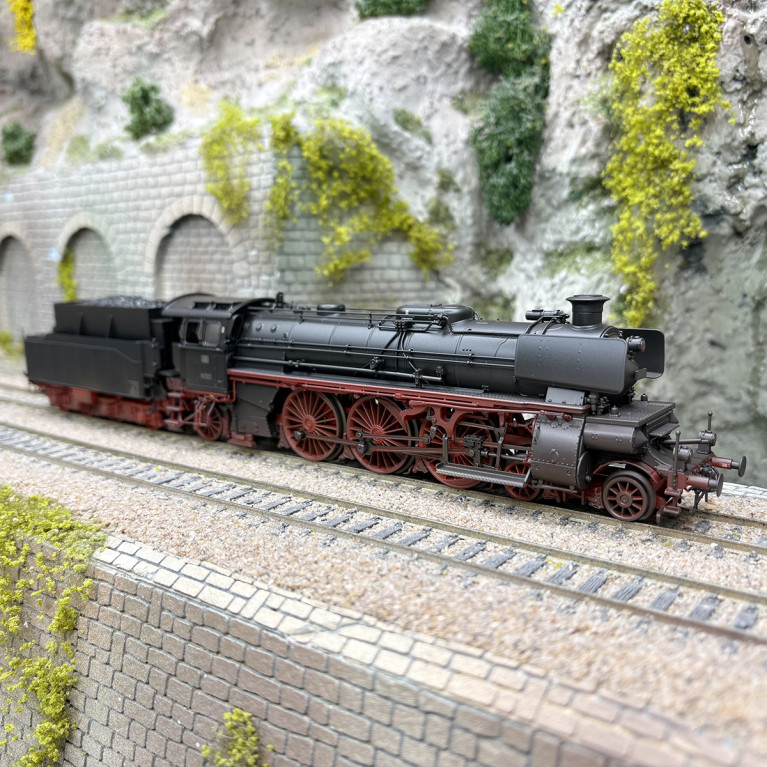 Locomotive à vapeur 18 323 IVh badoise patinée DB, Ep. III - MÄRKLIN 38327 - HO 1/87