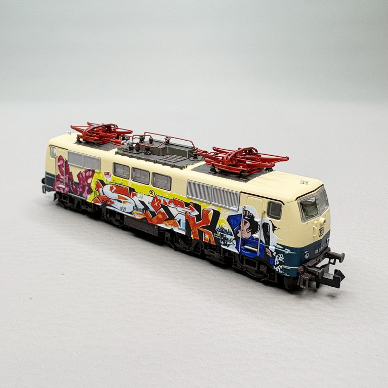 Locomotive électrique BR 111 018-8 livrée Art contemporain DB, Ep. IV - MINITRIX 16724 - N 1/160