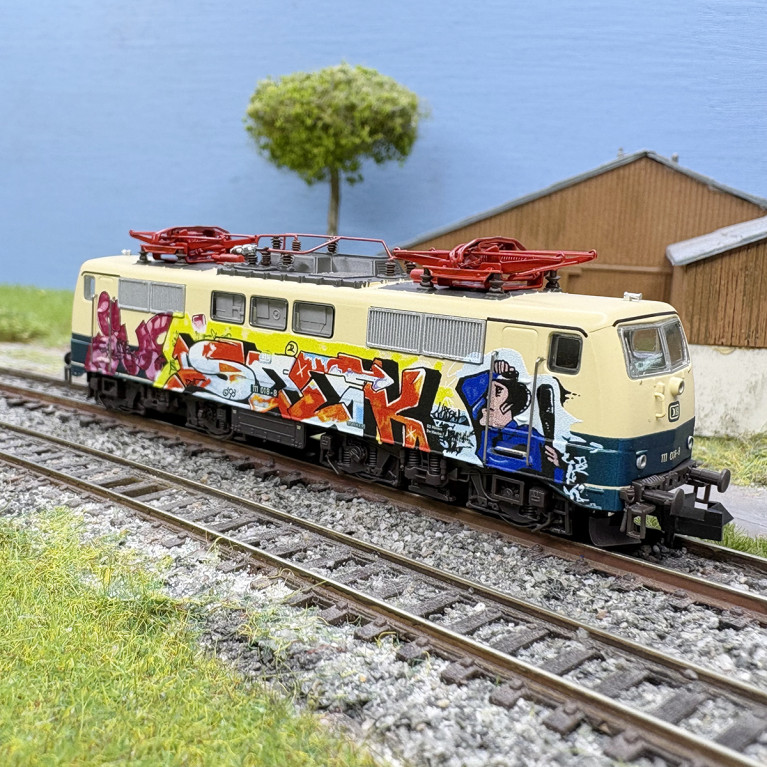 Locomotive électrique BR 111 018-8 livrée Art contemporain DB, Ep. IV - MINITRIX 16724 - N 1/160