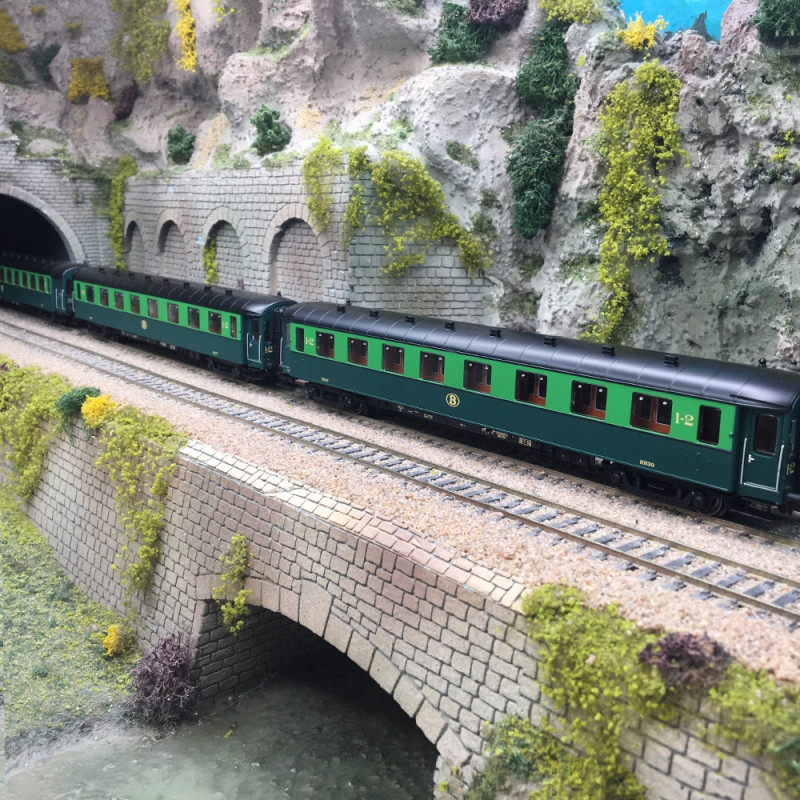 Coffret 3 voitures I2 A2B6 + C11 vert clair/foncé toit noir, SNCB, Ep. IIIa - LS MODELS 42107 - HO 1/87