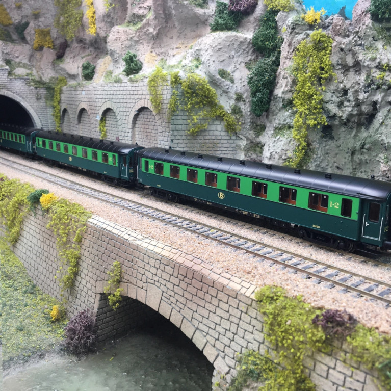 Coffret 3 voitures I2 A2B6 + C11 vert clair/foncé toit noir, SNCB, Ep. IIIa - LS MODELS 42107 - HO 1/87