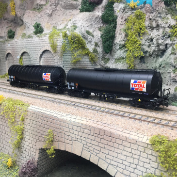 Coffret de 2 wagons-citernes à 4 essieux "TOTAL France", livrée noire, SNCF, Ep. IV - JOUEF HJ6323 - HO 1/87