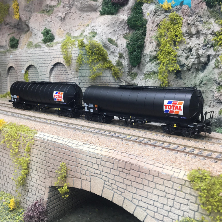 Coffret de 2 wagons-citernes à 4 essieux "TOTAL France", livrée noire, SNCF, Ep. IV - JOUEF HJ6323 - HO 1/87
