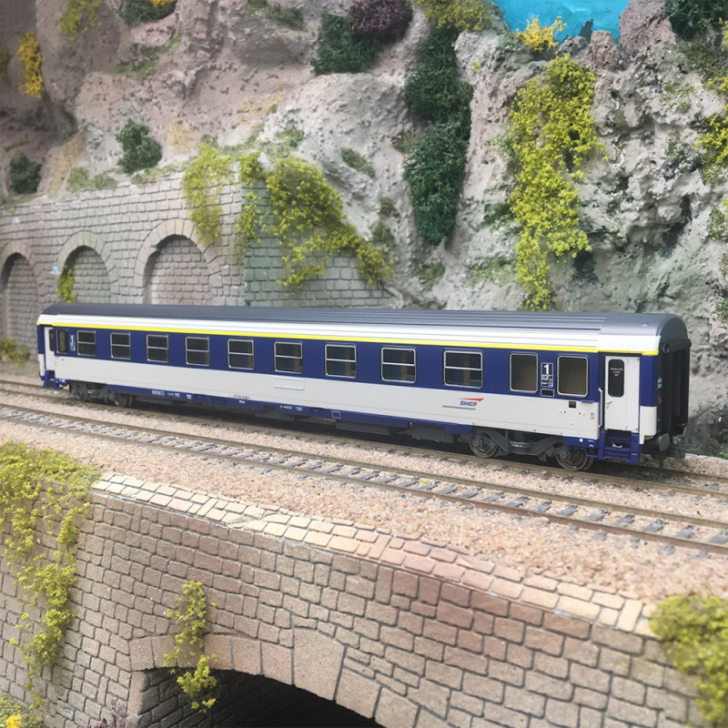Voiture Corail VU couchettes A9c9x, bleu TEN et blanc, logo casquette, SNCF, Ep. V-VI - REE JM-042 - HO 1/87