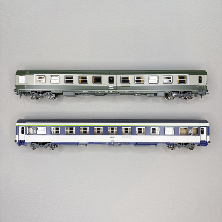 Coffret de 2 voitures Ambulance So et Corail VU couchettes B10c10x, SNCF, Ep. IV-V - REE JM-048 - HO 1/87