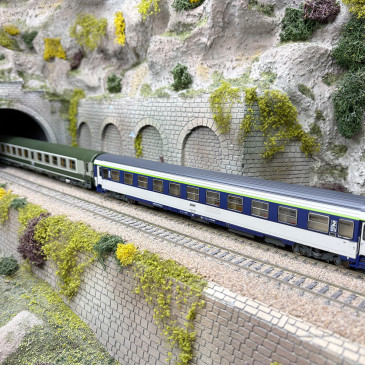 Coffret de 2 voitures Ambulance So et Corail VU couchettes B10c10x, SNCF, Ep. IV-V - REE JM-048 - HO 1/87