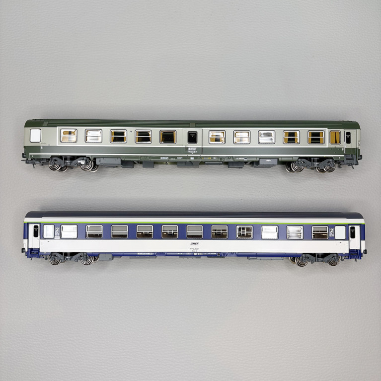 Coffret de 2 voitures Ambulance So et Corail VU couchettes B10c10x, SNCF, Ep. IV-V - REE JM-048 - HO 1/87