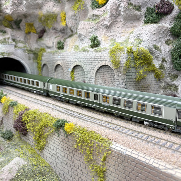 Coffret de 2 voitures Ambulance So, vert garrigue et gris béton, logo nouille, SNCF, Ep. IV-V - REE JM-049 - HO 1/87
