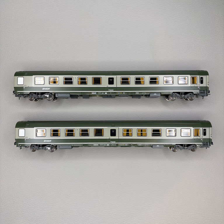 Coffret de 2 voitures Ambulance So, vert garrigue et gris béton, logo nouille, SNCF, Ep. IV-V - REE JM-049 - HO 1/87