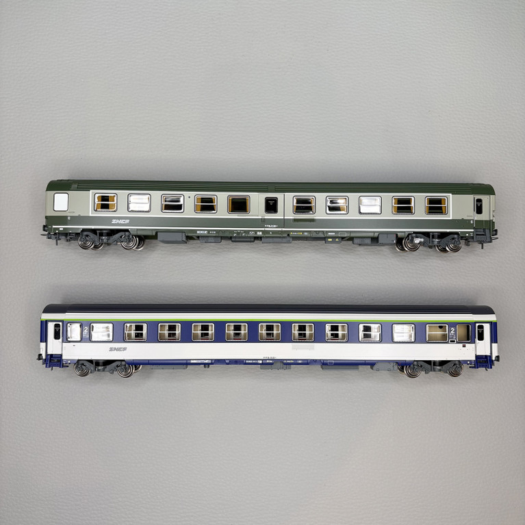 Coffret de 2 voitures Ambulance So et Corail VU couchettes B10c10x, logo nouille, SNCF, Ep. IV-V - REE JM-050 - HO 1/87