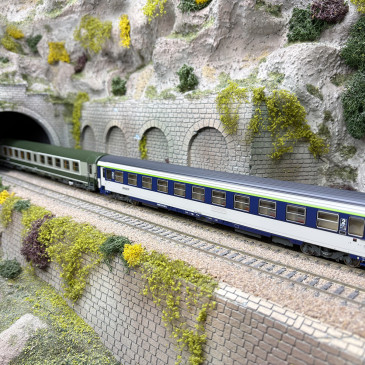 Coffret de 2 voitures Ambulance So et Corail VU couchettes B10c10x, logo nouille, SNCF, Ep. IV-V - REE JM-050 - HO 1/87