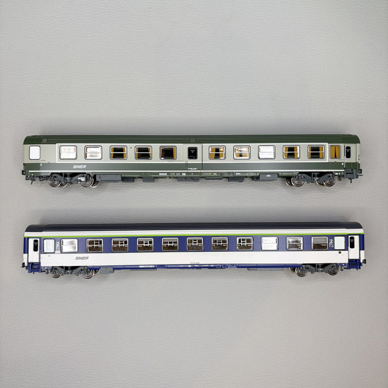 Coffret de 2 voitures Ambulance So et Corail VU couchettes B10c10x, logo nouille, SNCF, Ep. IV-V - REE JM-050 - HO 1/87