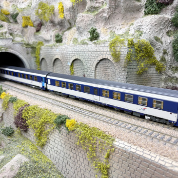 Coffret de 2 voitures Ambulance So, bleu TEN et blanc, logo casquette, SNCF, Ep. V-VI - REE JM-051 - HO 1/87