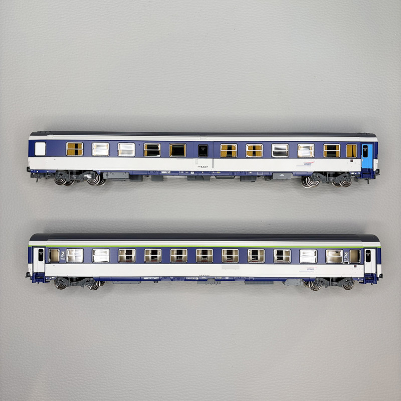Coffret de 2 voitures Ambulance So et Corail VU couchettes B10c10x, logo casquette, SNCF, Ep. V-VI - REE JM-052 - HO 1/87