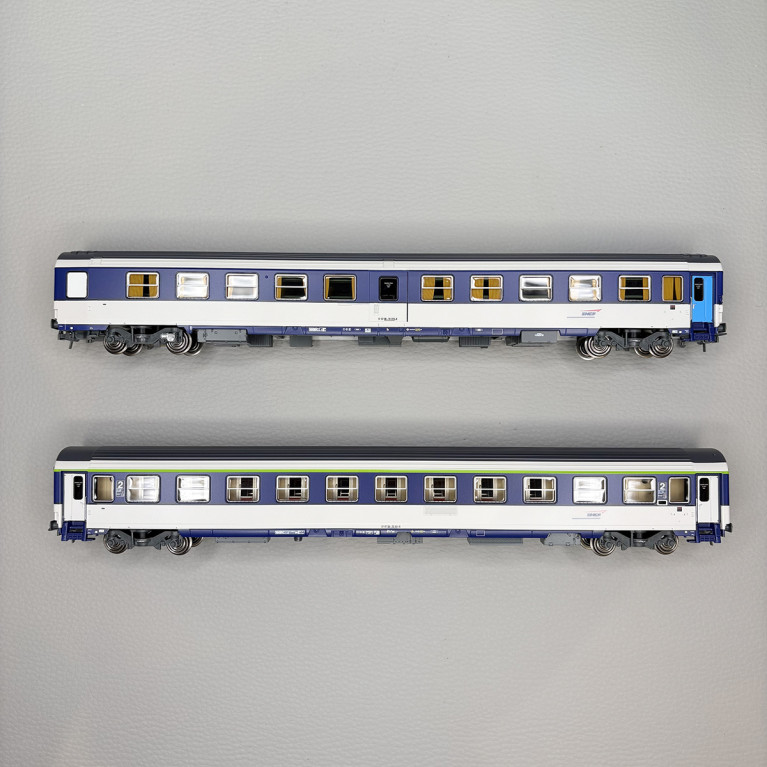 Coffret de 2 voitures Ambulance So et Corail VU couchettes B10c10x, logo casquette, SNCF, Ep. V-VI - REE JM-052 - HO 1/87